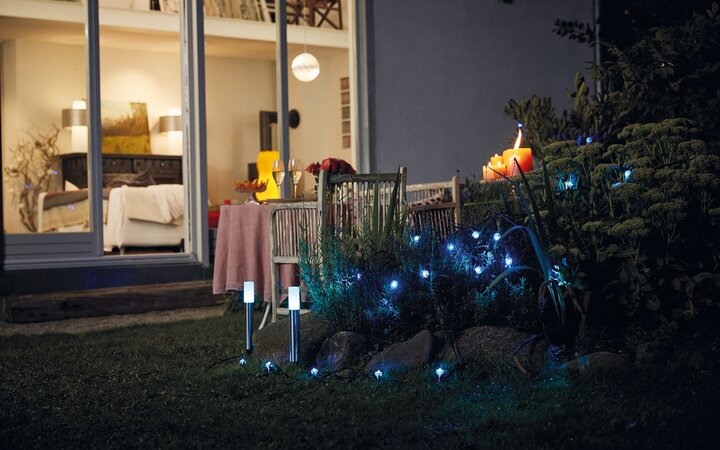 Smart+ devices are also available for outdoor applications, e.g. the two Gardenpole luminaire columns seen here on the left in the foreground. Image: Ledvance
