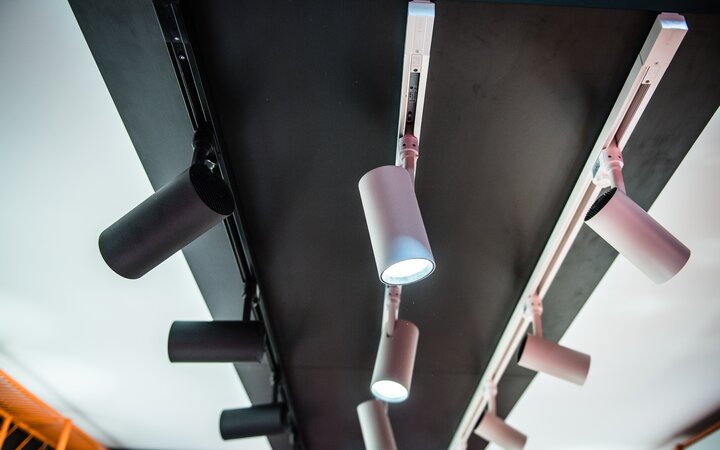 Tracklight Spot from LEDVANCE is an extremely compact family of spotlights for the widely used three-phase power rails.